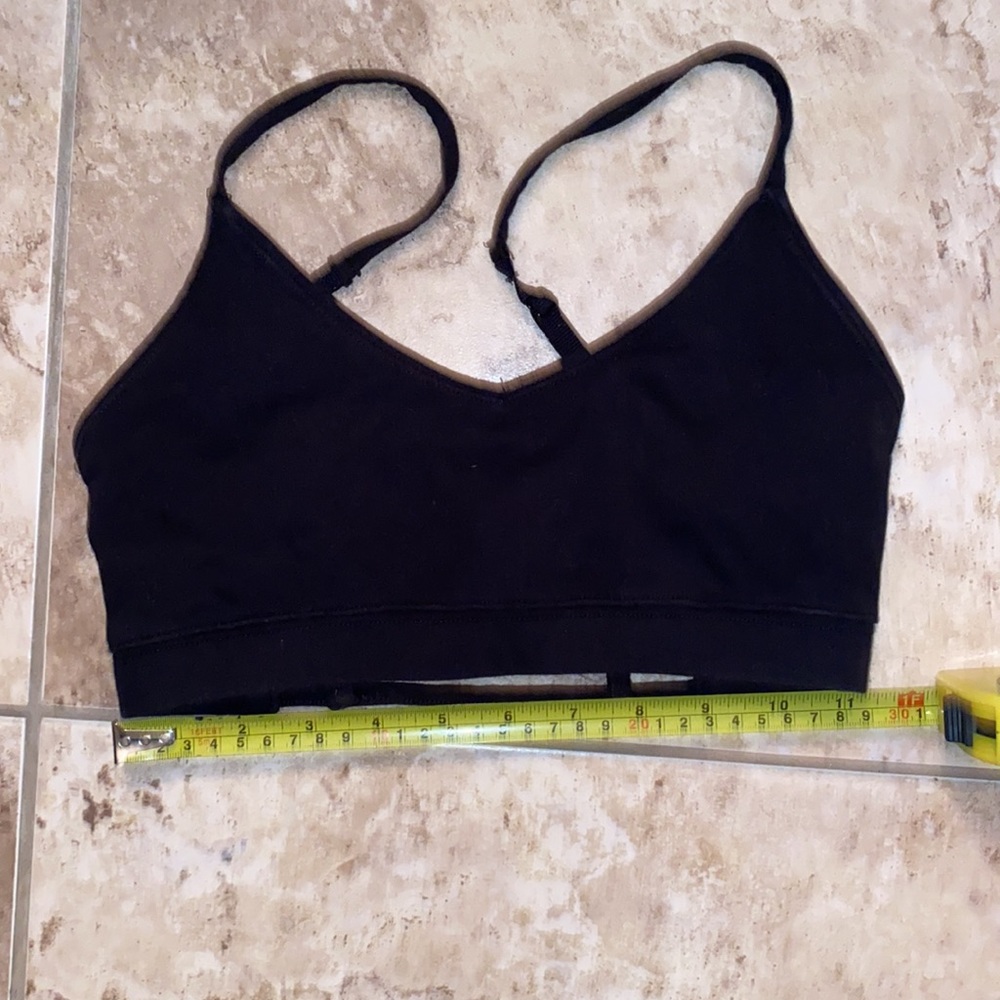 Beautiful black forever 21 strappy sports bra 🆕 - Picture 2 of 7